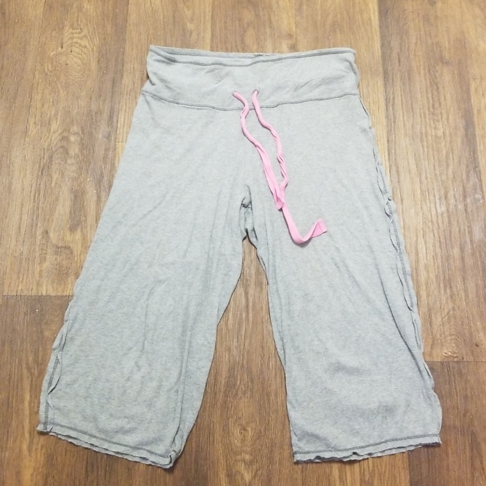 Victoria's Secret Pink lounge capris